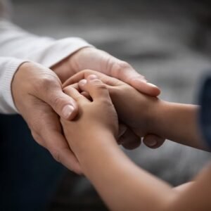 mae-e-filho-dar-as-maos-maternidade-1651783043344_v2_4x3