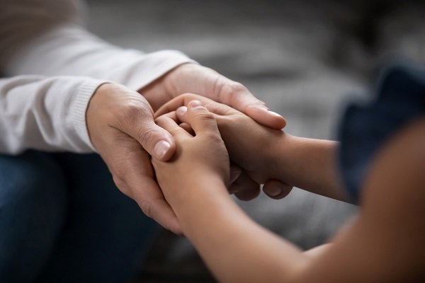 mae-e-filho-dar-as-maos-maternidade-1651783043344_v2_4x3