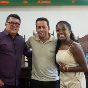 Vantuir Silva entre o presidente da Câmara de Cataguases, Vinicius Machado, e a vereadora de Esmeraldas Cristiane Costa