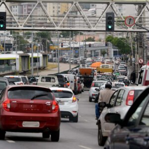 carro_ipva_estacionamento_garagem_vaga_veículo__transito_semáforo_engarrafamento_automóvel_caminhão_moto_placa_-_GIL_LEONARDI_(812)