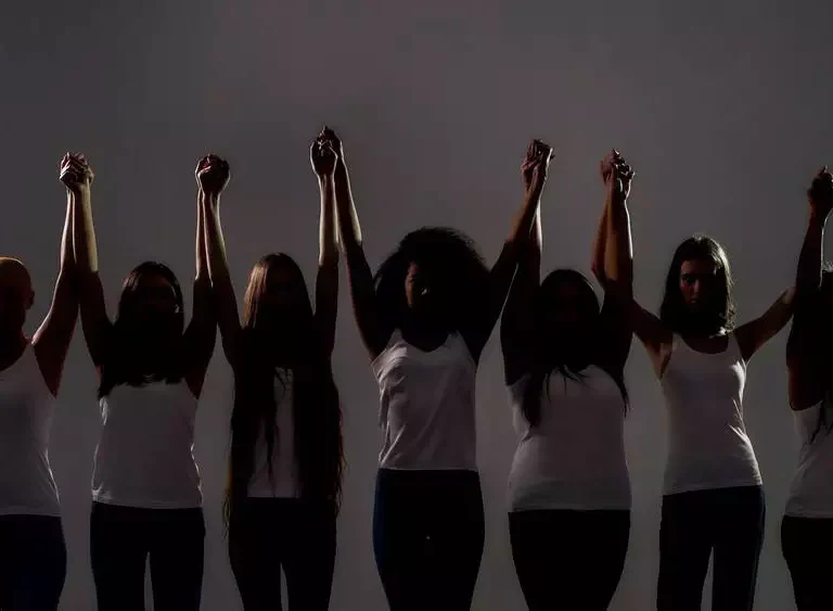 Mulheres_de_maos_dadas-539193_1000-563-0-0