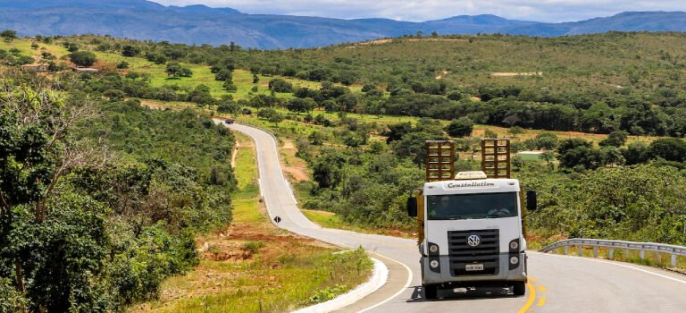 caminhão_veículo_de_carga_pesado_estrada_-_rodovia_-_circulação_-_pista_-_asfalto_-_trânsito_-_cred_Mário_Chrispim_(1)